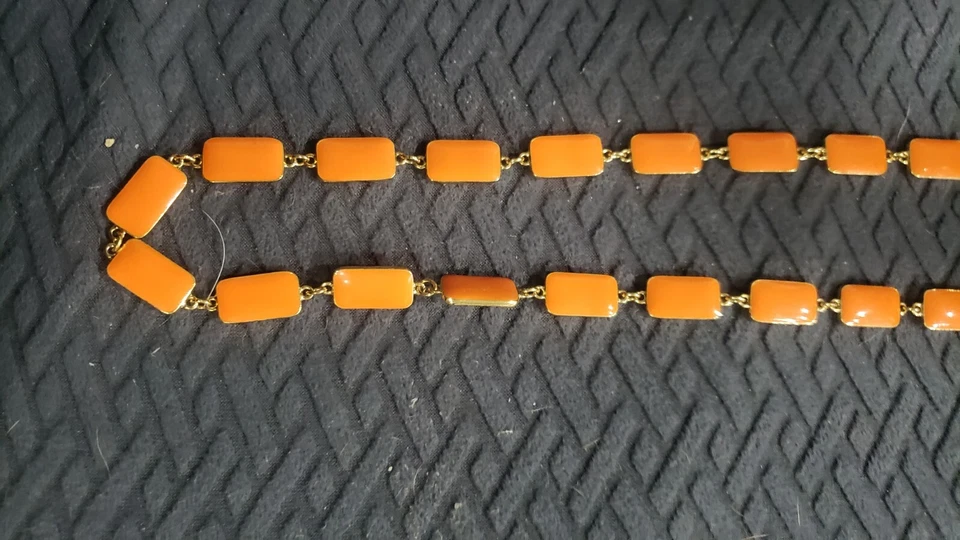 Collar de eslabones largos Kate Spade tono dorado esmalte naranja usado Foto 3 de 4