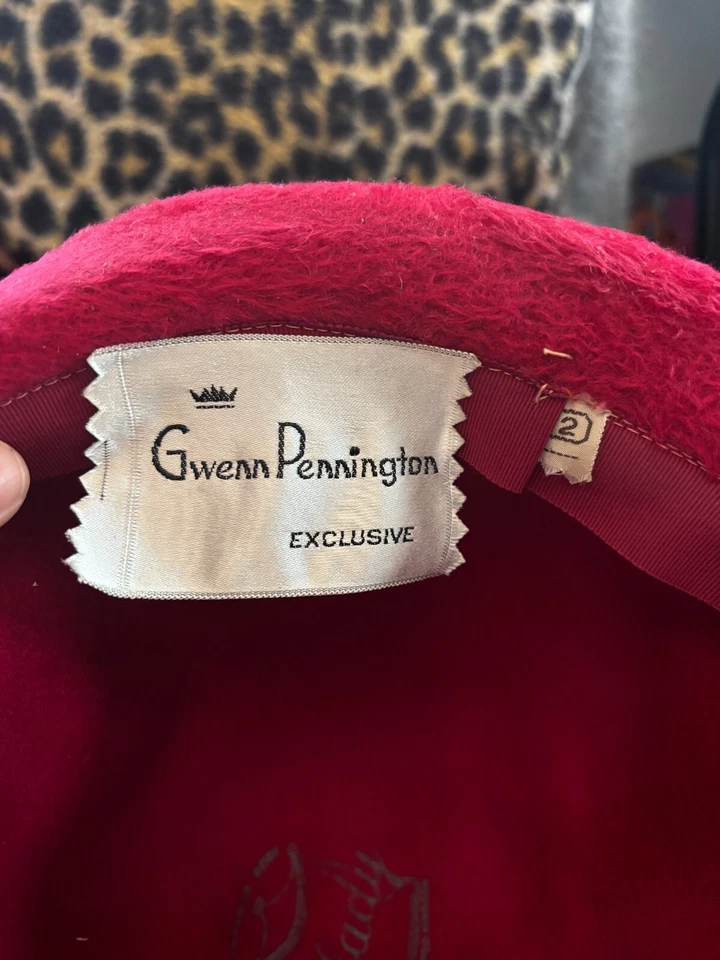 Sombrero Derby Vintage Rojo Gwennington con Pluma 22" Foto 3 de 4