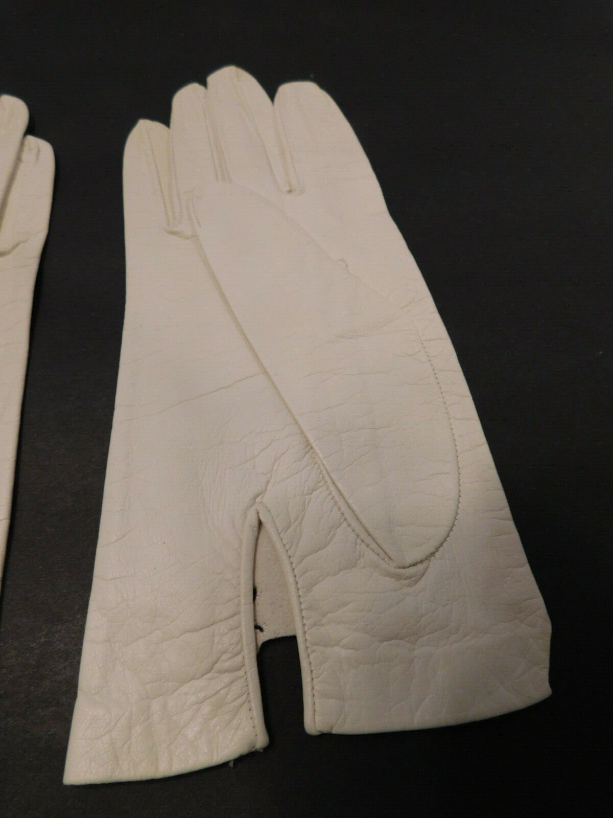*DESIGNER LADIES CREAM LEATHER GLOVES W/ FLOWER CUTOUTS UNLINED SIZE 6.