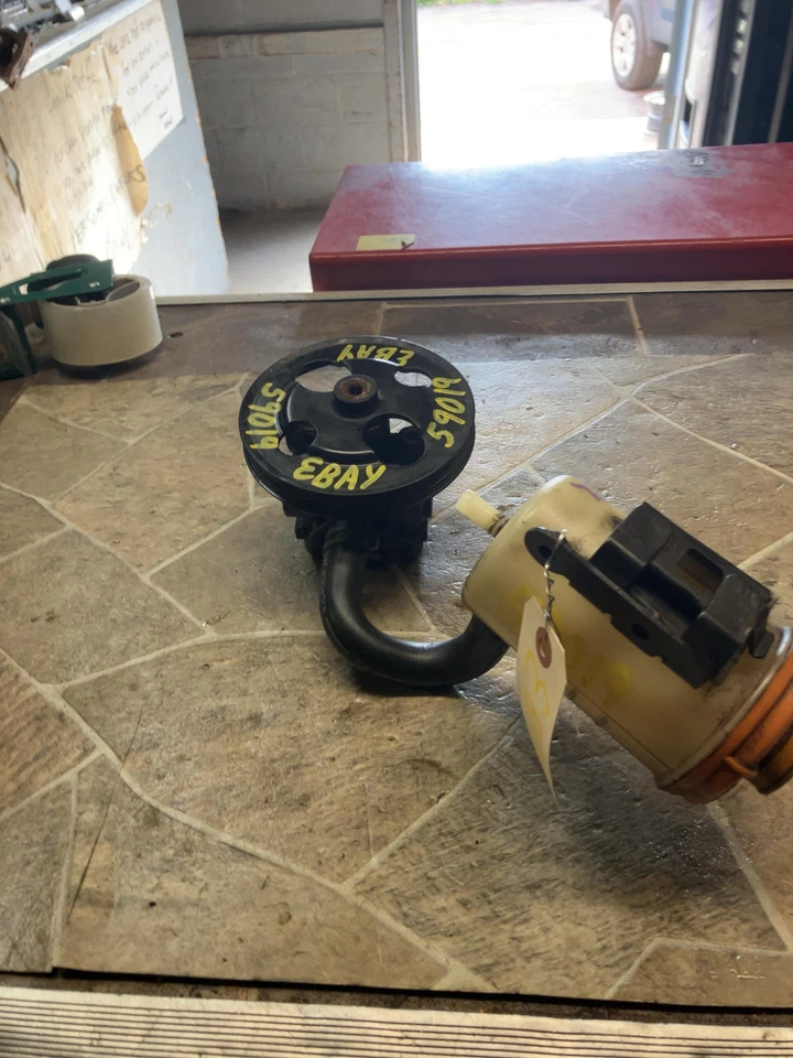 Bomba de dirección asistida Suzuki Grand Vitara 2001-2006 con depósito OEM Foto 3 de 4