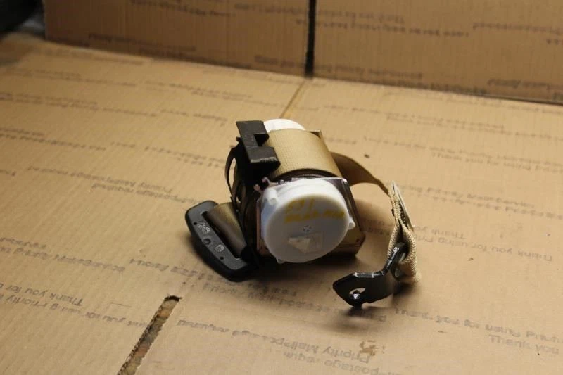 2006 2007 BMW 530i 550i E60 центр задний ремень безопасности желтовато-коричневый бежевый - Изображение 2 из 4