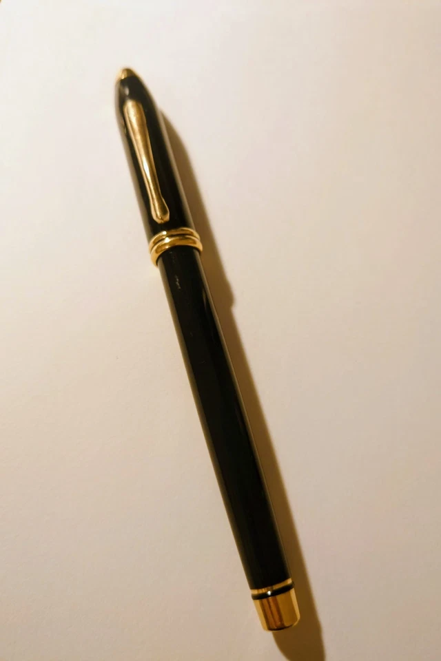 Cross Townsend Black Lacquer Fountain Pen 14K Gold Nib M - Bild 2 von 4