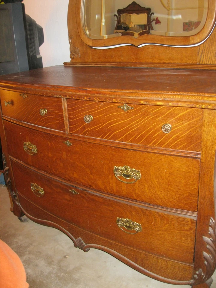 Hermosa cómoda antigua grande de roble rojo de principios de siglo Foto 3 de 4