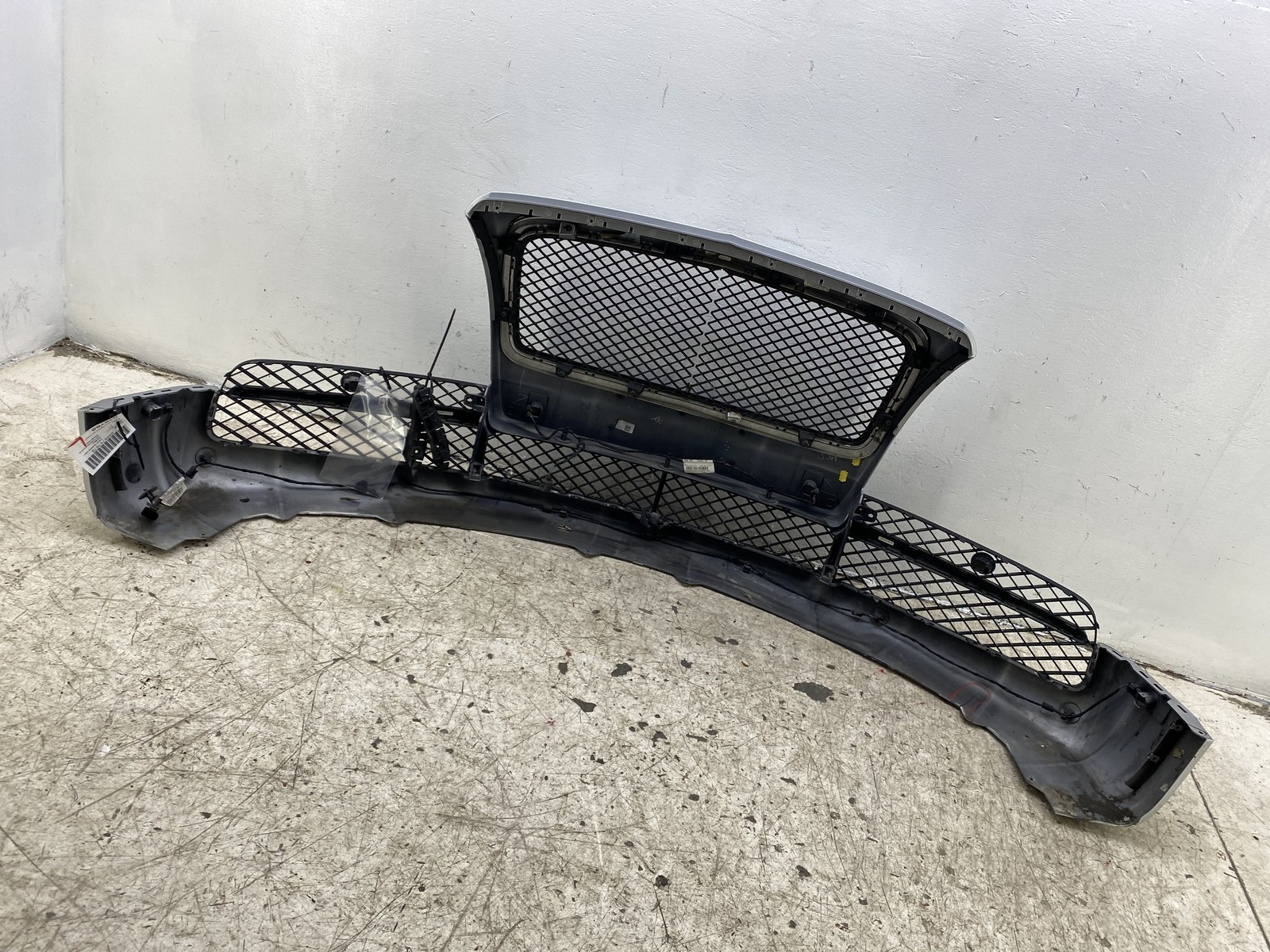 2014-2019 BENTLEY FLYING SPUR RONT BUMPER COMPLETE W/GRILLS & PARKING SENSORS