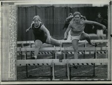 1968 Janene Jaton (R) Angels Track Club Seattle Has The Lead 8X11 Wirephoto