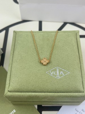 Van Cleef & Arpels four-leaf clover foil mini bracelet