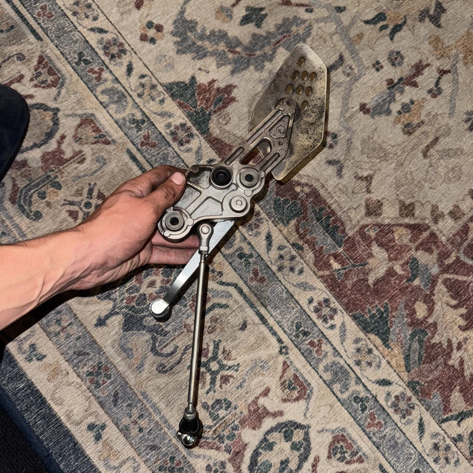 2016 15–17 Yamaha FZ07 FZ7 передний левый задний рычаг переключения передач кронштейн для опоры на ножку - Изображение 2 из 2