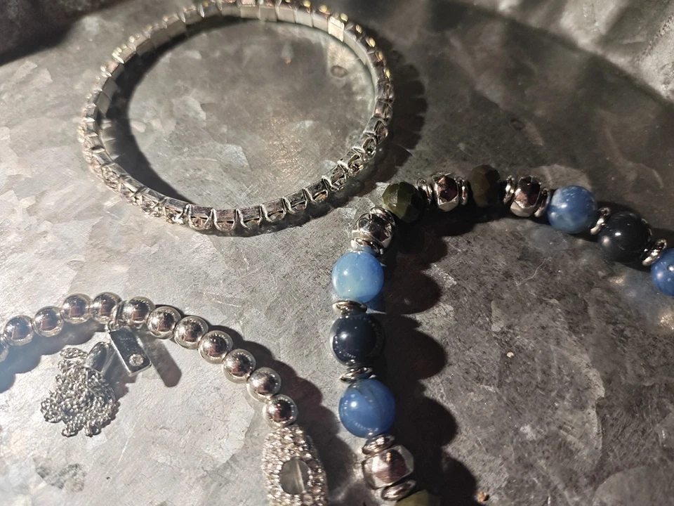 Lote de brazaletes con cuentas de diamantes de imitación elásticos tono plata de moda Foto 3 de 4