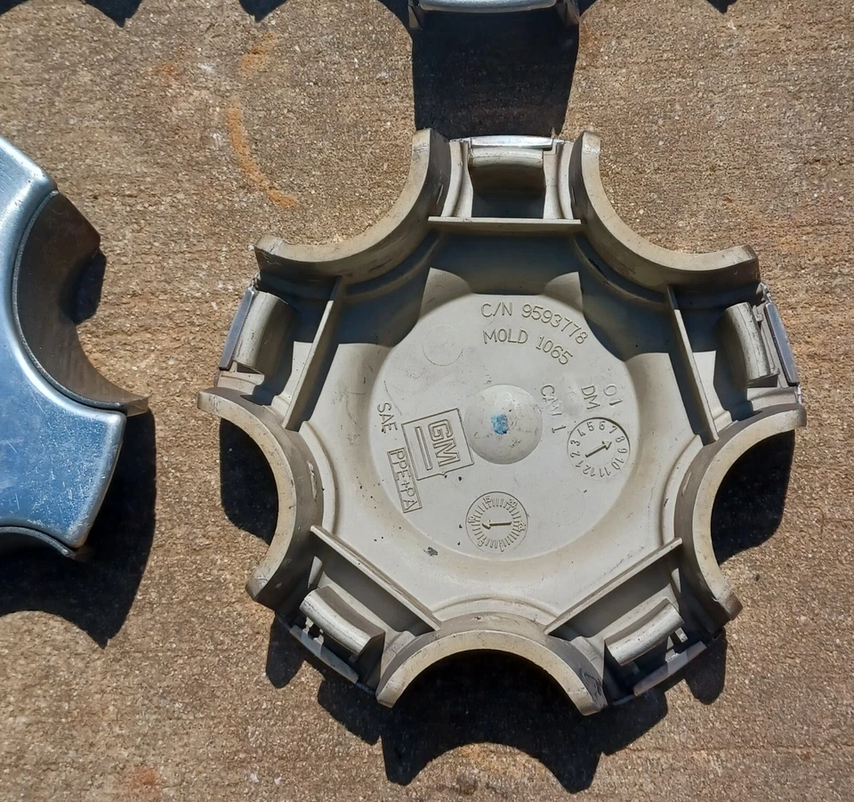 Комплект центральных колпаков Buick Rendezvous (4 штуки) 02-04 номер детали 9593778 S2 - Изображение 3 из 3