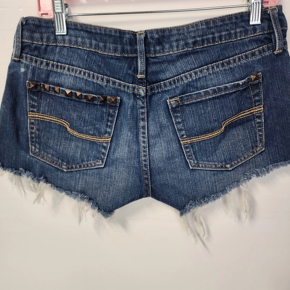 Pantalones Cortos de Jean Boho Con Tachuelas Inclinables Talla 7 Corte Bajo Dobladillo Crudo Envejecido  Foto 2 de 4