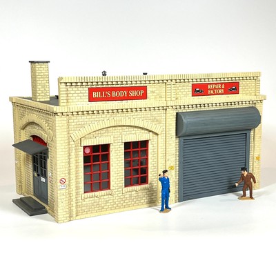 Piko G Scale 62208 Bills Auto Car Body Shop Repair Factory Pre-Built Building