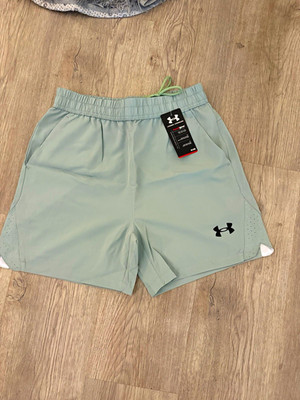 Under Armour HeatGear Herren Shorts Grau M Regular Fit Polyester mit Taschen