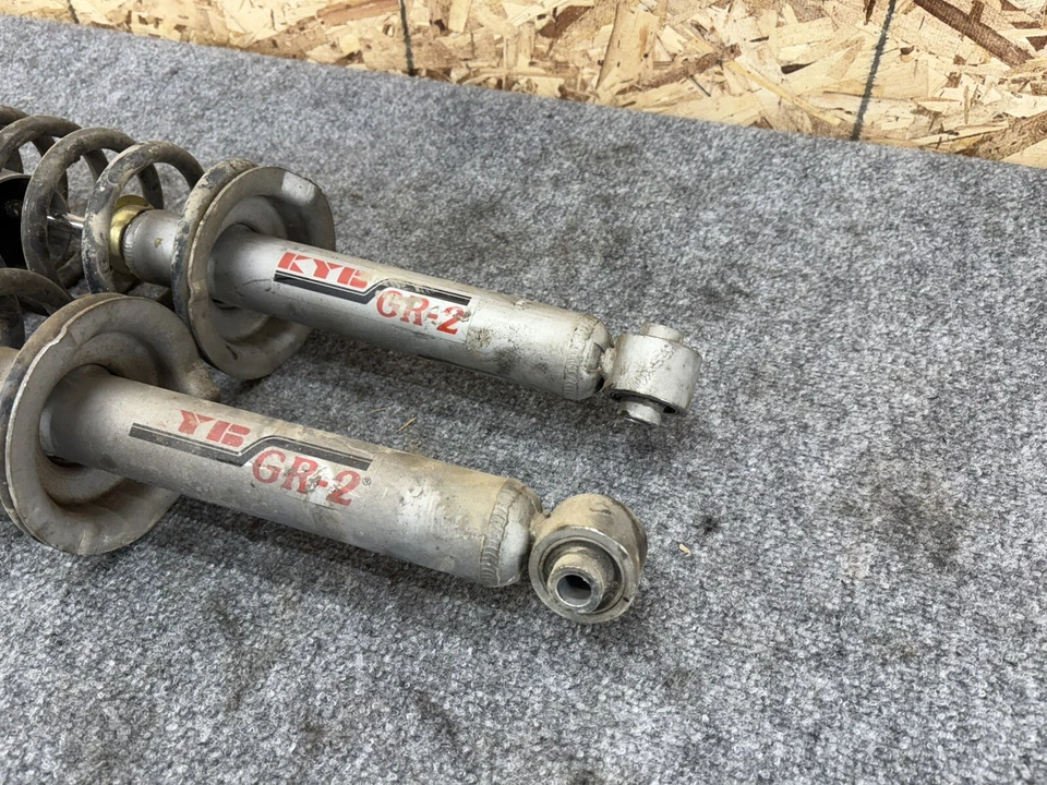 TOYOTA SUPRA MK3 1986-1988 REAR LEFT & RIGHT STRUT SHOCK ABSORBER KYB SET - Image 3 of 4