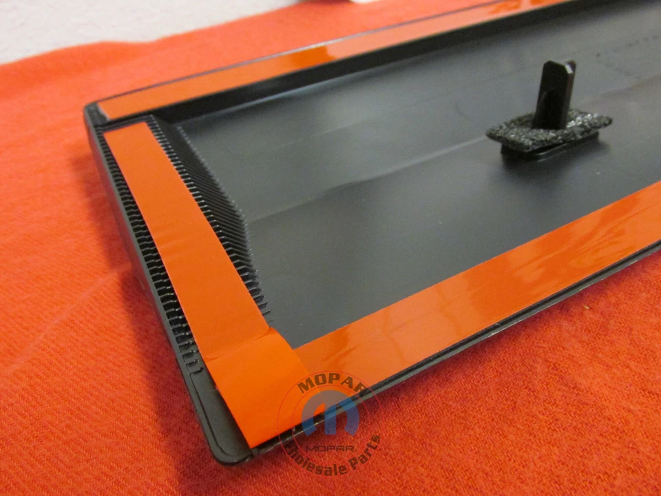 Moldura puerta delantera lado izquierdo conductor Jeep Patriot NUEVO OEM MOPAR Foto 3 de 4