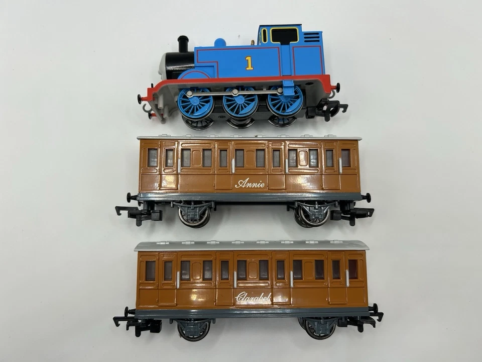 HO Bachmann Thomas & Friends Thomas, Annie, And Clarabel - (TESTED NICE) - Image 2 of 4