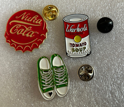 3, Pin Anstecker. Grüne Turnschuhe, Dose Suppentop, Nuke Cola Flaschenverschluss