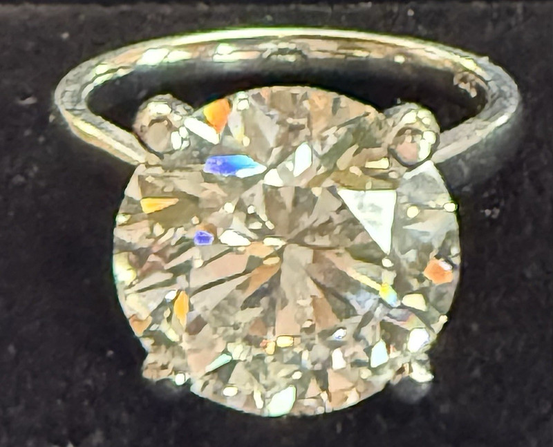Platinum IGI Certified VS2 "E" 7 CT lab created diamond size 7