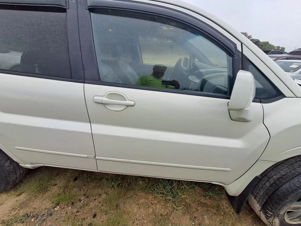 Mitsubishi Endeavor 2005 pasajero puerta delantera derecha carcasa usada camioneta local solamente Foto 2 de 4