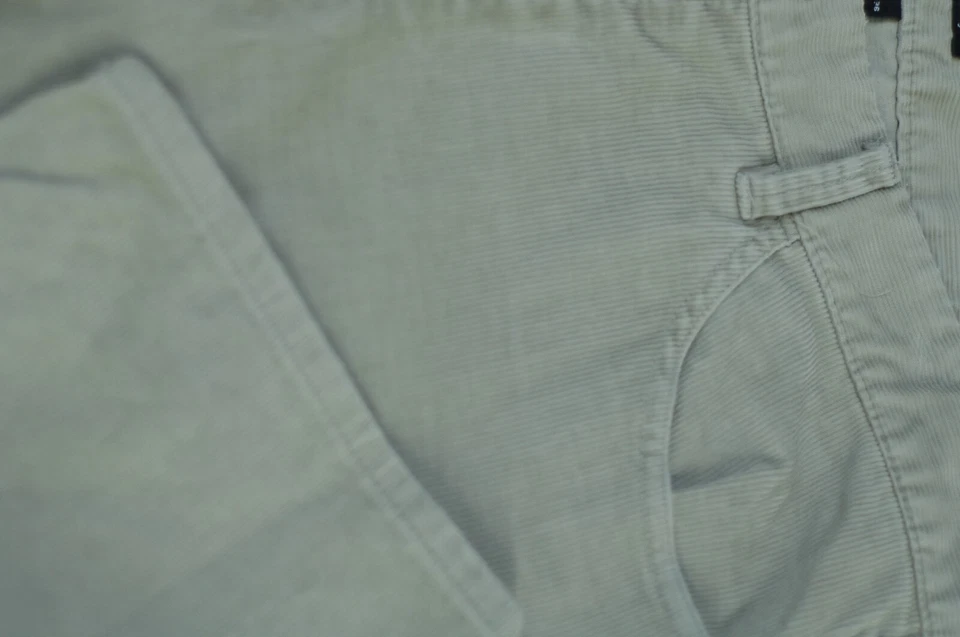 Pantalones de mezclilla Theory para hombre beige piedra bebé pana algodón 36 x 32 Foto 2 de 4