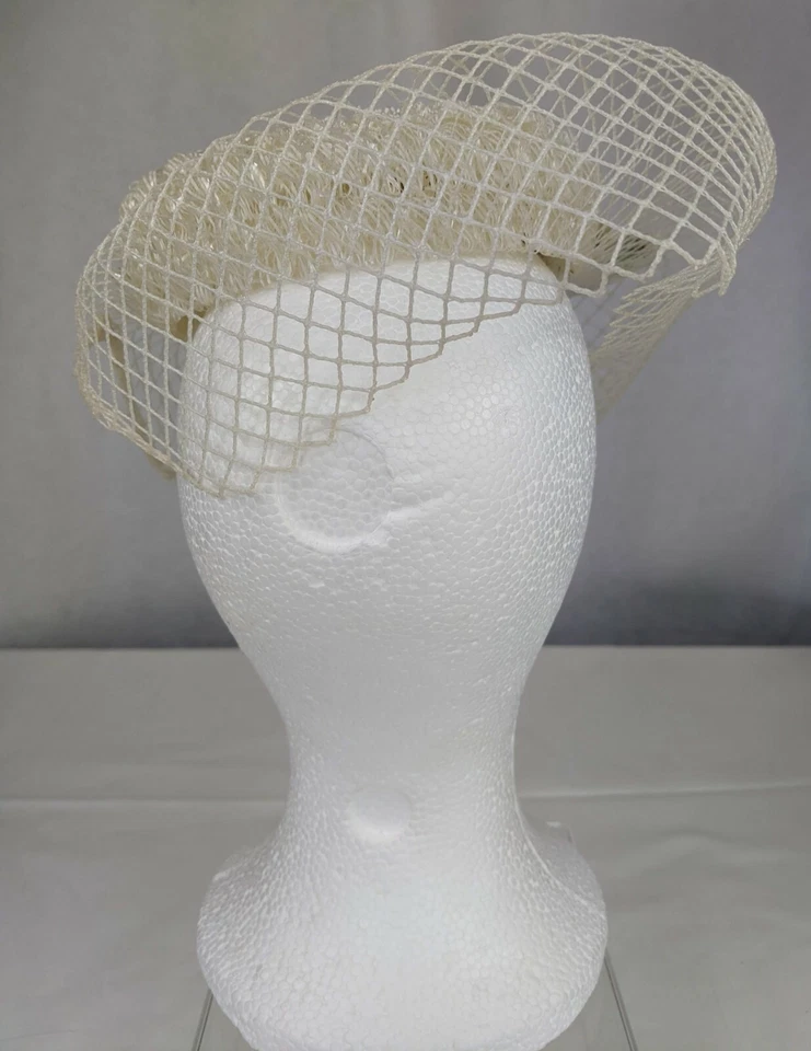 De Colección Damas Blanco Plástico Malla Red Sombrero Pastillero Gorra Gorro Prendedores Imitación Flores Fiesta Foto 4 de 4