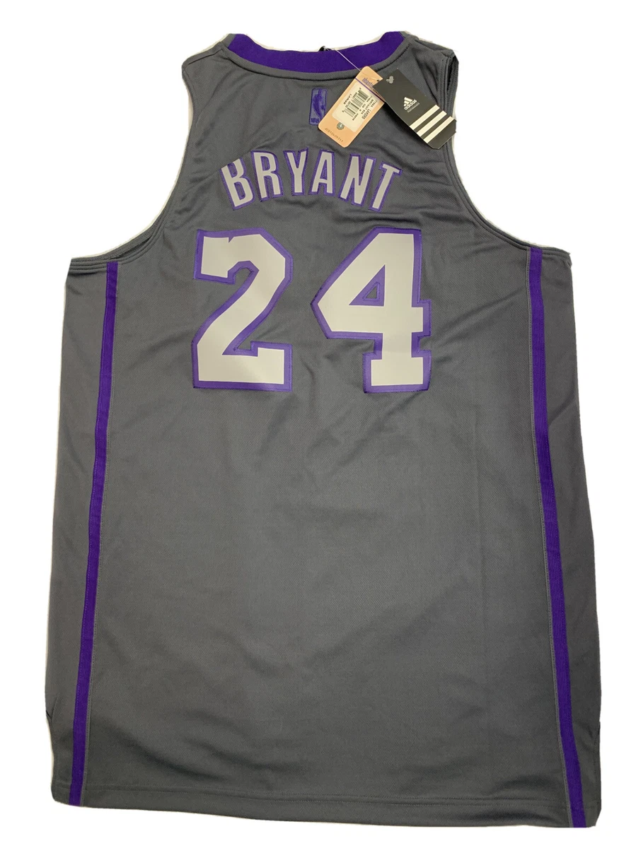 Kobe Bryant Purple adidas Player Name and Number Los Angeles Lakers Youth T- Shirt : : Clothing & Accessories