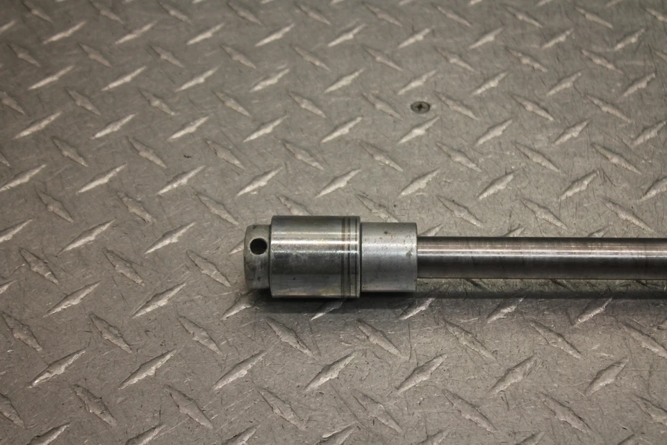 Suzuki Savage 650 LS650 1986 eje trasero rueda eje pivote perno 64711-24B0 Foto 2 de 4