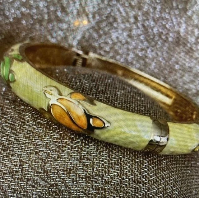 JIU LONG XING Baked Enamel Sea Turtle Hinged Bangle Bracelet