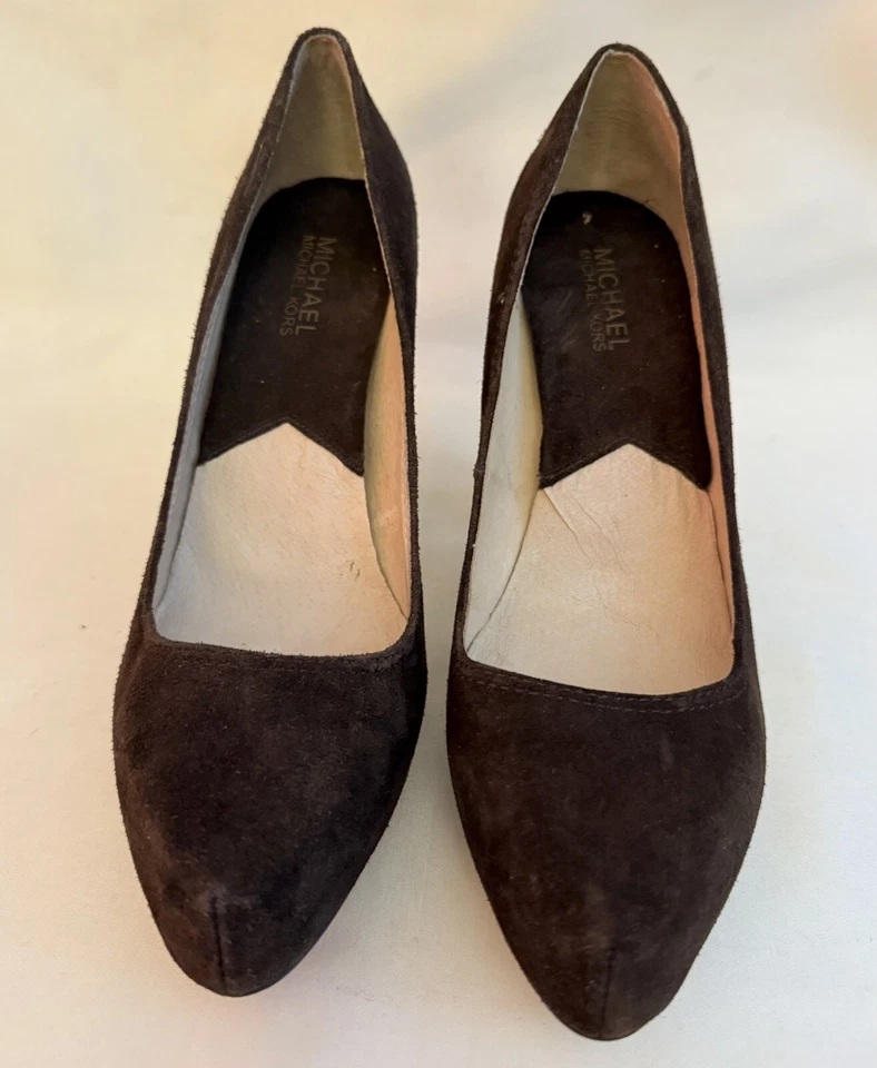 $145 MICHAEL KORS SABRINA Bombas Gamuza Cuero Mujer Talla 8.5M Marrón 4.5” Tacones Foto 2 de 4