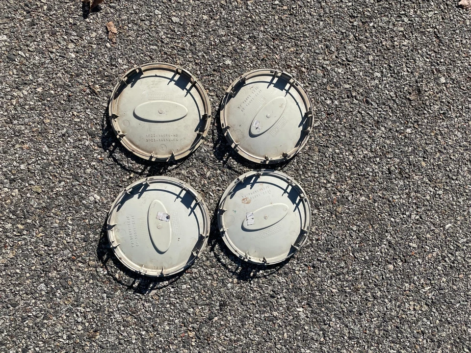 Tapacubos centrales de llantas de aleación Ford Windstar 2001 a 2003 de fábrica Foto 3 de 4