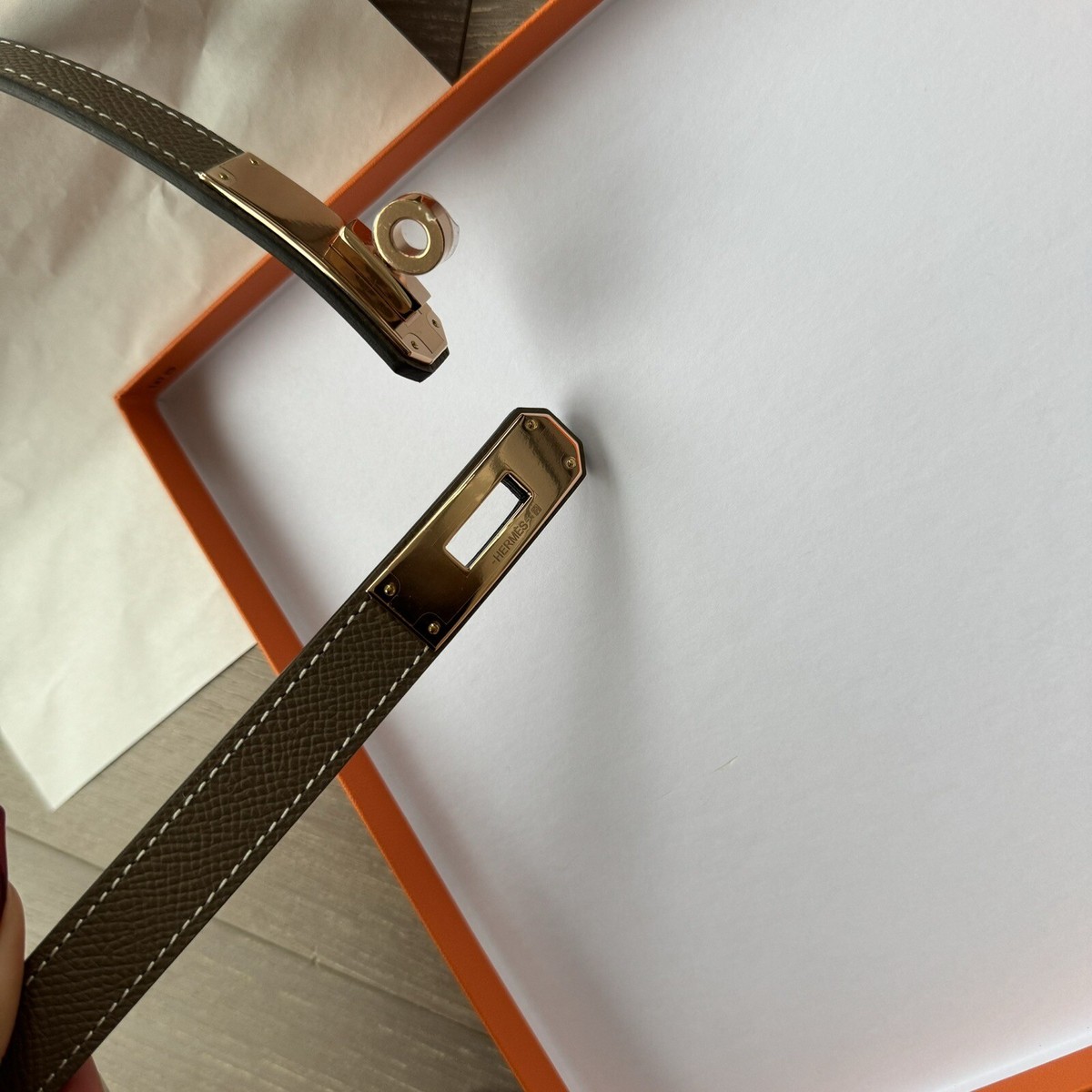 NWT Hermes Kelly 18 belt in etoupe with rose gold hardware Hermes Kelly 18 Belt Etoupe Epsom Rose Gold Hardware  main image 3