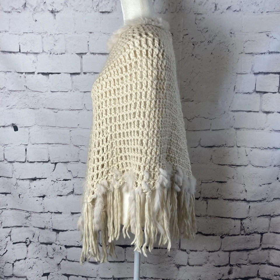 Poncho Kenneth Cole Reaction Boho tejido abierto colas de conejo beige pulóver talla única Foto 2 de 4