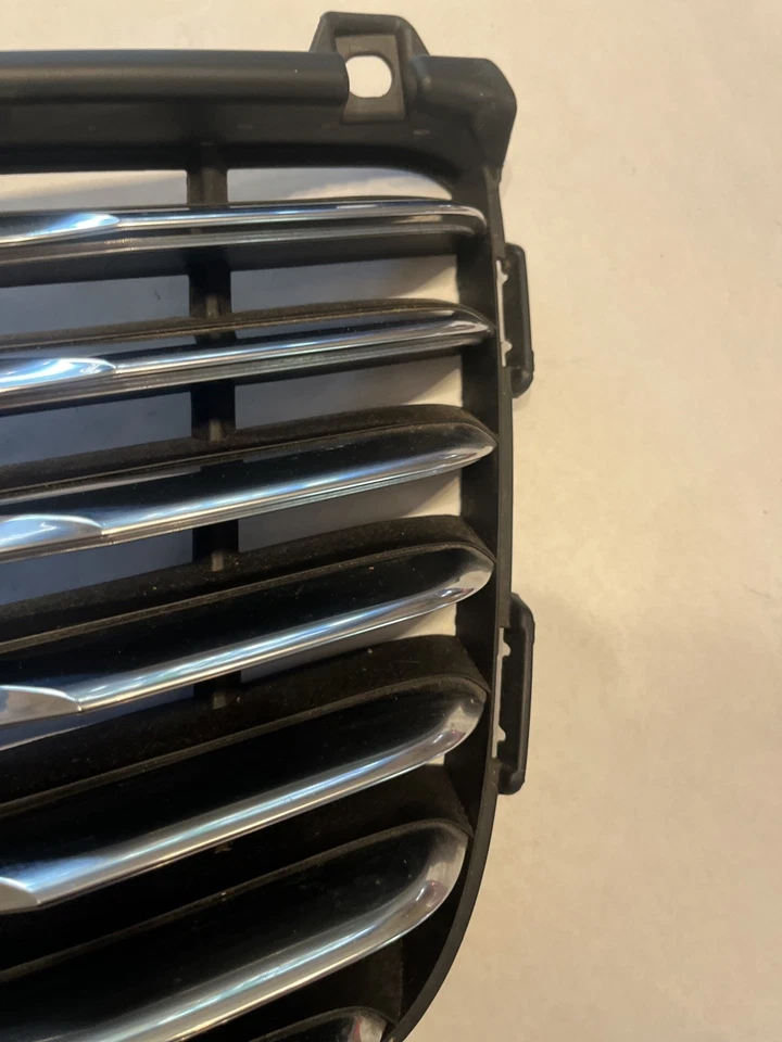 Conjunto de parrilla Chrysler 300 2011-2014 OEM parachoques delantero superior nuevo sin usar Foto 3 de 4