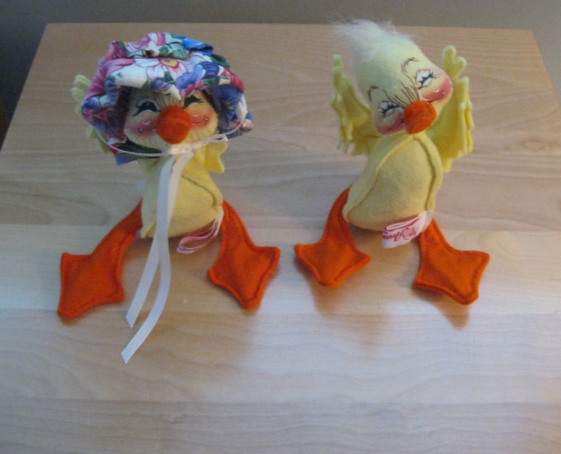 ANNALEE EASTER SPRING DUCKS ONE HAS PURSE AND BONNET