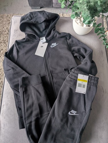 Neu Nike Kinder Unisex Full Black Trainingsanzug Full Zip Top + Jogginghose Freizeit Gr. S - Bild 4 von 22