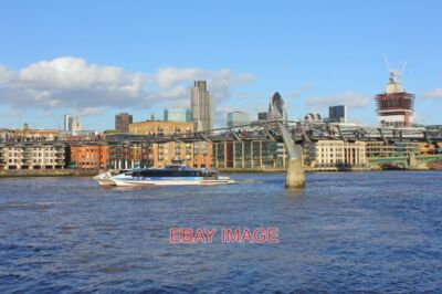 FOTO MILLENNIUM BRIDGE FLUSS THEMSE IN ZENTRALLONDON. 2012