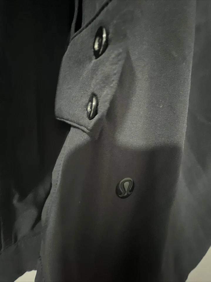 lululemon women’s button down size 6/8? - Image 3 of 3