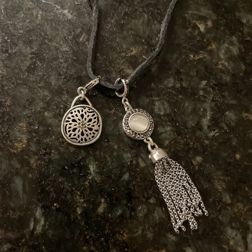 Collar en Capas Marca Lucky, Oro y Cuero, 4 Colgantes, ¡Nuevo! Foto 3 de 4