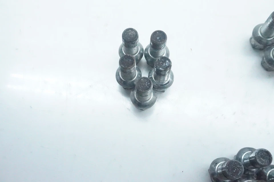 Комплект из 15 оригинальных зажимных шпилек для колес Volkswagen Tiguan 2018-2022 годов выпуска - Изображение 3 из 4