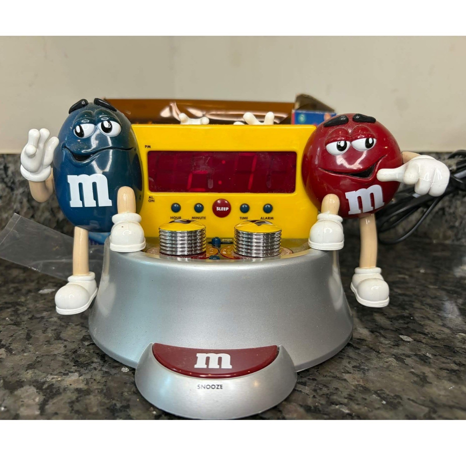 M&M's Blue and Red Character Digital Alarm Clock AM/FM Radio 841.396 Novelty