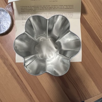 The Pampered Chef Valtrompia Bread Tube Flower Shape #1550 Bread Baking Pan
