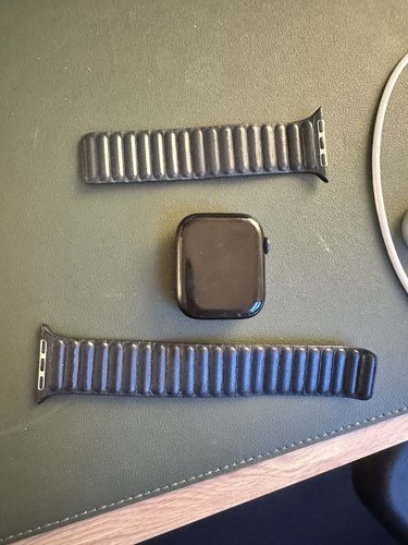 Apple Watch Series 7 45mm Aluminum Case with Leather Band - Midnight - 第 1/2 張圖片