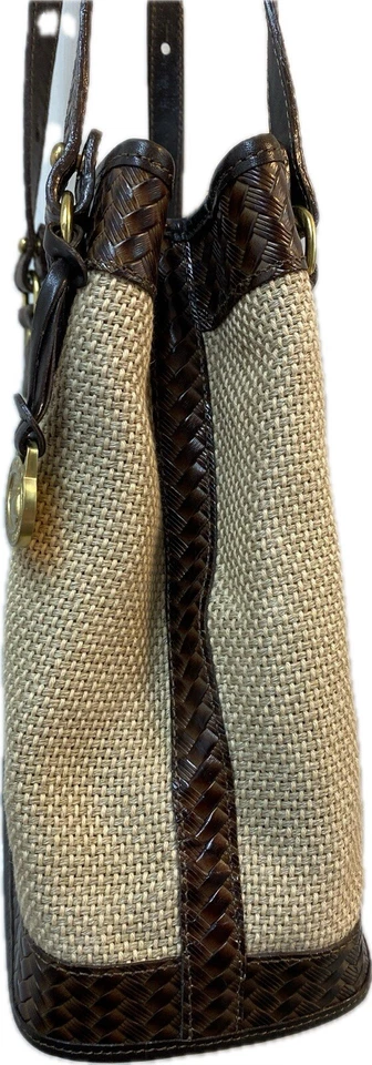 Bolso de hombro tejido Brahmin usado en excelente estado con dije de bolso Foto 3 de 4