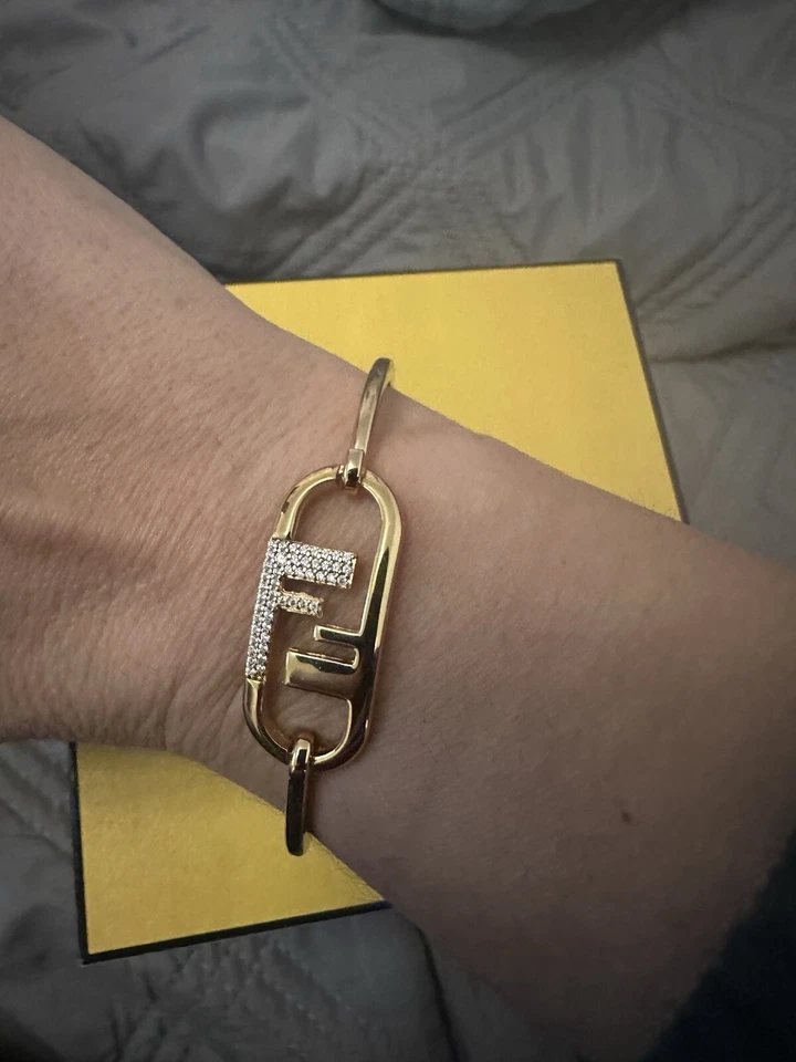 Совершенно новый браслет Fendi с оригинальной коробкой. Идеальный подарок!! Размер M. розничной $510 - Изображение 3 из 4