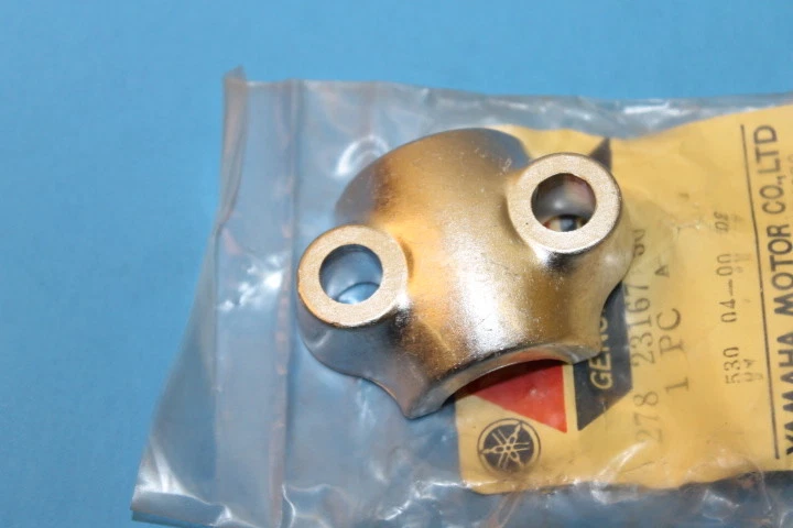 NOS YAMAHA R5 R5B DS7 DS7 R5C TD3 TR3 PIEZA SOPORTE EJE # 278-23167-50-00 Foto 2 de 4