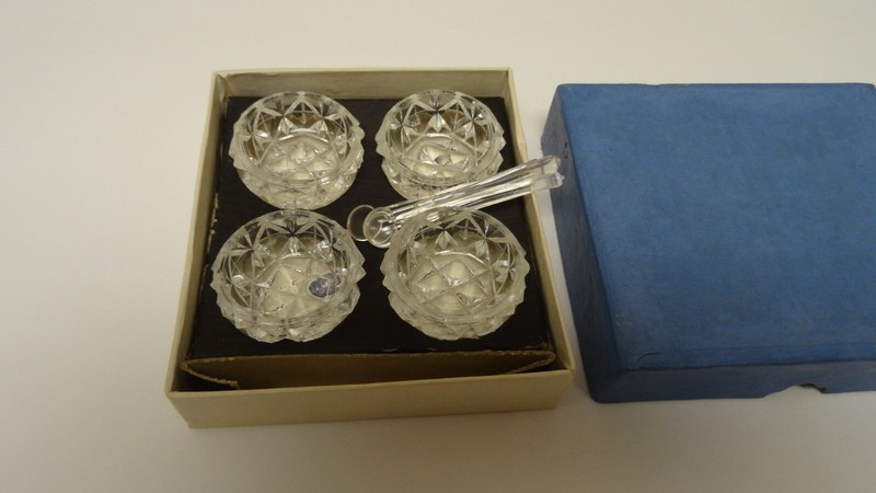 VINTAGE SET (4) OF MINATURE SEASONING BOWLS w/SPOONS & ORIGINAL BOX