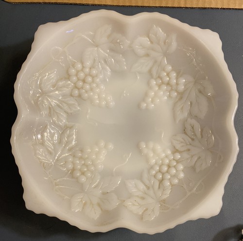 Cuenco vintage con patas de vidrio de leche blanco Anchor Hocking uvas y hojas. - Imagen 2 de 6