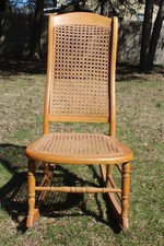 antica sedia a dondolo in legno