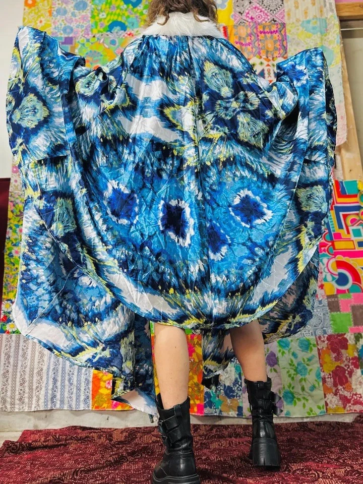 Capa de mariposa azul reciclada cuello de piel sintética blanco festival dramático tie dye OS Foto 2 de 4