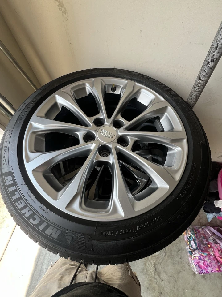 Juego de 4 ruedas Cadillac CT5 con neumáticos y llantas modelo coche 2023 Foto 2 de 3