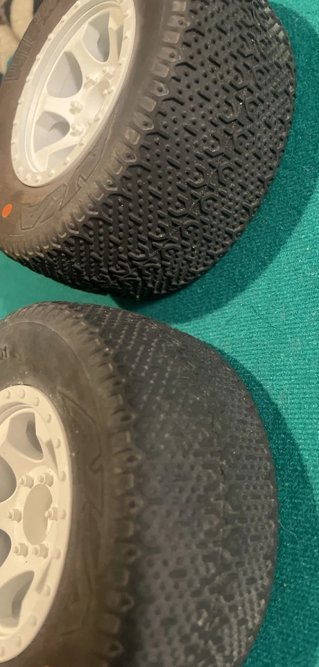 2 neumáticos de curso corto también conocidos como Wishbone - #13001 hechos en EE. UU. caja abierta con desgaste de estante Foto 4 de 4